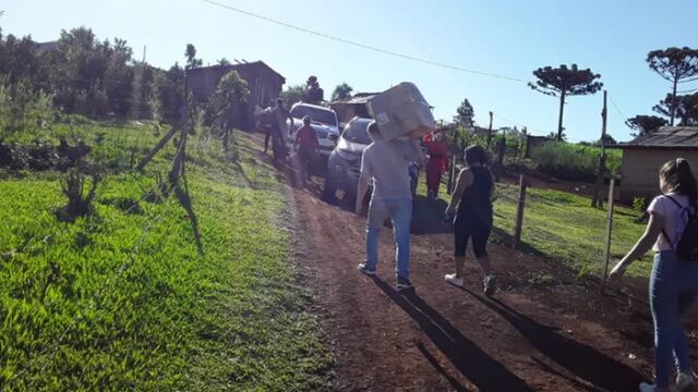 Voluntarios trasladan mercaderías
