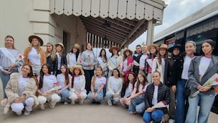 Las candidatas a representante nacional de los estudiantes por el año 2024, en su visita a la Quebrada de Humahuaca, donde viajaron a bordo del novedoso tren turístico solar.