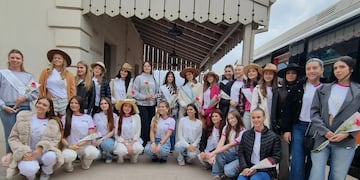 Las candidatas a representante nacional de los estudiantes por el año 2024, en su visita a la Quebrada de Humahuaca, donde viajaron a bordo del novedoso tren turístico solar.