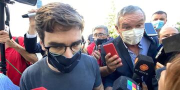 Padre e hijo. Marcelo Macarrón y su hijo Facundo, este lunes, en la llegada a Tribunales de Río Cuarto. (Tomy Fragueiro)