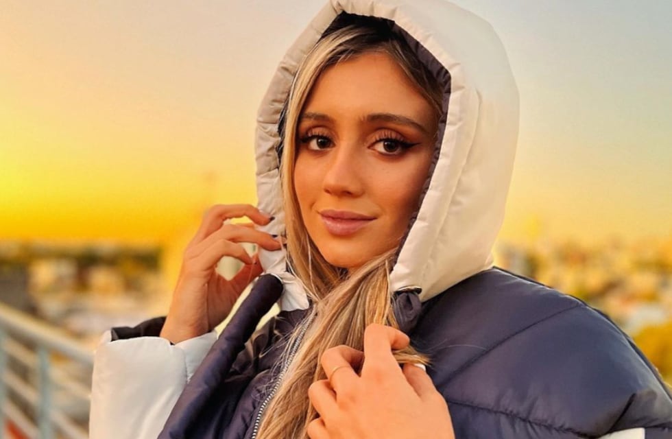 Morena Beltrán sorprendió posando de espaldas con un elegante vestido blanco