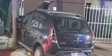 Manejaba alcoholizado y chocó dos casas. (Foto: Policía)