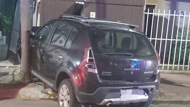 Manejaba alcoholizado y chocó dos casas. (Foto: Policía)