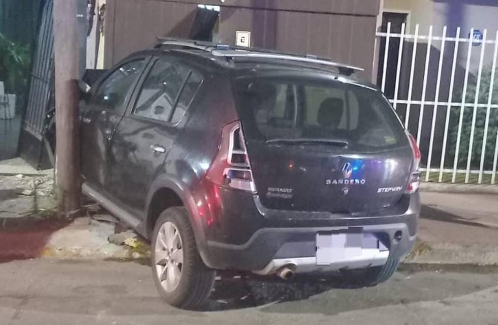 Un conductor ebrio chocó contra dos casas: su familia atacó a la Policía de Córdoba