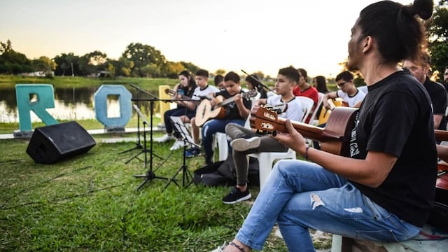 El presidente de la Cámara de Diputados hizo un especial reconocimiento a integrantes de agrupaciones musicales de Puerto Tirol y de la Banda de Música de la Policía del Chaco.