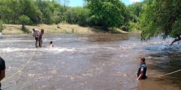 Tres mujeres fueron asistidas ante el aumento del caudal de agua en el río.