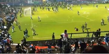 Se reportan 127 muertos y 180 heridos después de una batalla campal durante la disputa del partido de fútbol entre el Arena FC y Persebaya Surabaya