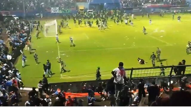 Se reportan 127 muertos y 180 heridos después de una batalla campal durante la disputa del partido de fútbol entre el Arena FC y Persebaya Surabaya