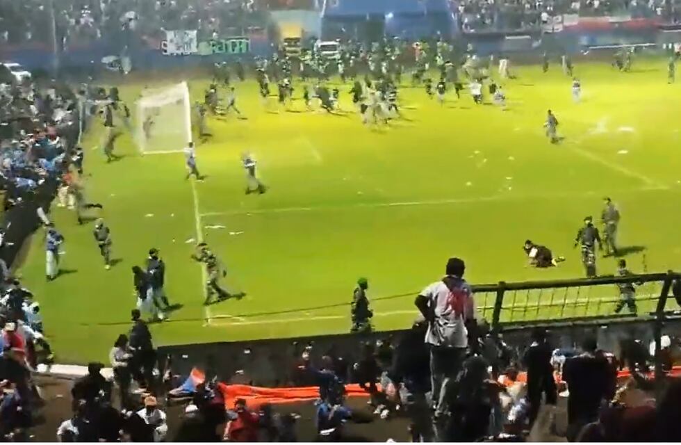 Conmoción en Indonesia: 127 personas murieron en una batalla campal tras un partido de fútbol