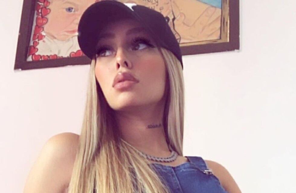 Tamara Báez se sumó a la tendencia del verano y posó con un corset de brillos