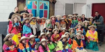 Bailarines de Arroyito en el certamen de danzas Güemes 2024