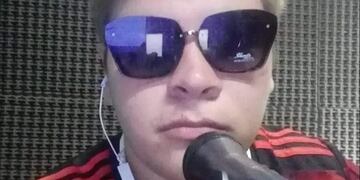 Por una cuestión de "cábala", Daniel Tello hace los programas nocturnos con lentes oscuros.