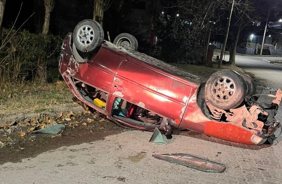 Colinas: un conductor perdió el control y terminó con el auto dado vuelta
