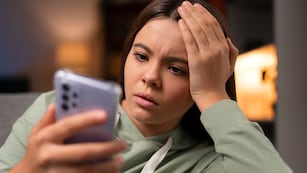 Qué es el "doomscrolling" y cómo afecta la salud mental