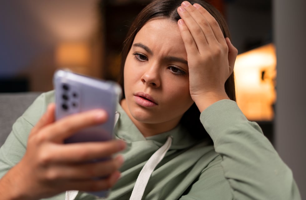 Qué es el “doomscrolling”: el hábito que alimenta la ansiedad y la depresión