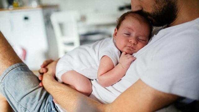 Crianza compartida: el Senado avanza con una ley para ampliar las licencias parentales (Foto: Clarín)