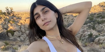 Mia Khalifa protagonizó la tapa de una reconocida revista: orejitas de gato, mucho brillo y negro.
