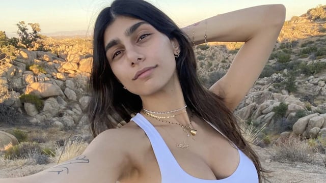 Mia Khalifa fue una de las primeras en arriesgarse con una enteriza cut out y underboob de color café.