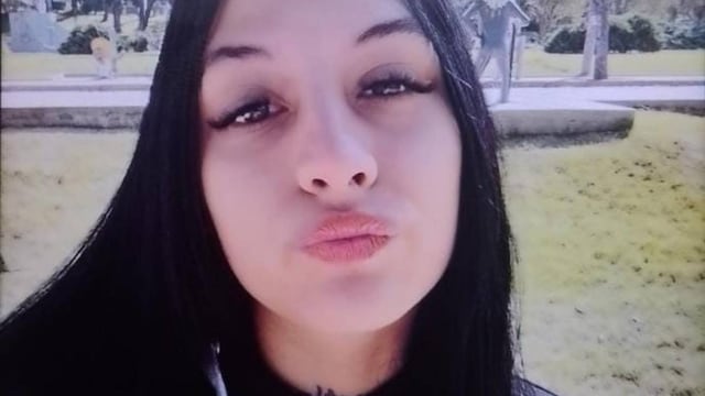 La muchacha santafesina tiene tatuajes en el cuello y uno de sus brazos.