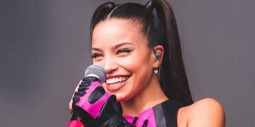 ¡Insólito! Emilia Mernes se volvió viral por un divertido blooper en México al confundir su factura favorita con una parte íntima.