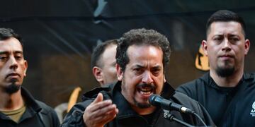 Alejandro Crespo, del Sutna, junto a otros delegados. (Foto / Clarín)