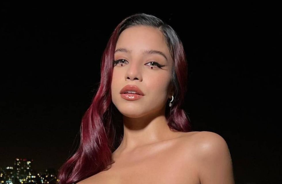 Emilia Mernes modeló con la bikini al revés y dejó a la vista su tanga con cadenitas doradas