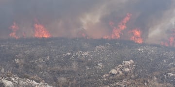 Incendio en Cuchi Corral, bomberos combaten las llamas en medio de fuertes vientos. (La Voz)