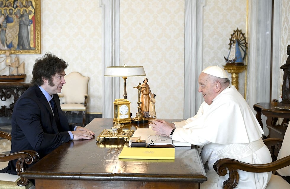 Milei regresa a la Argentina con guiños del papa Francisco para actuar ante la crisis