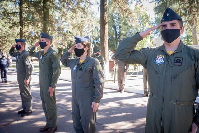 Los cuatro oficiales que realizaron su primer vuelo solo en la V Brigada Aérea de Villa Reunols. Se destaca la teniente Sofía Vier que se transformó en la primera piloto mujer de combate de la República Argentina. Gentileza