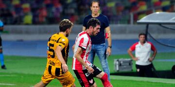 Ramiro Arias se lleva la pelota ante la mirada de Lucas Bovaglio. El DT admitió que Instituto no jugó como esperaba (Télam).