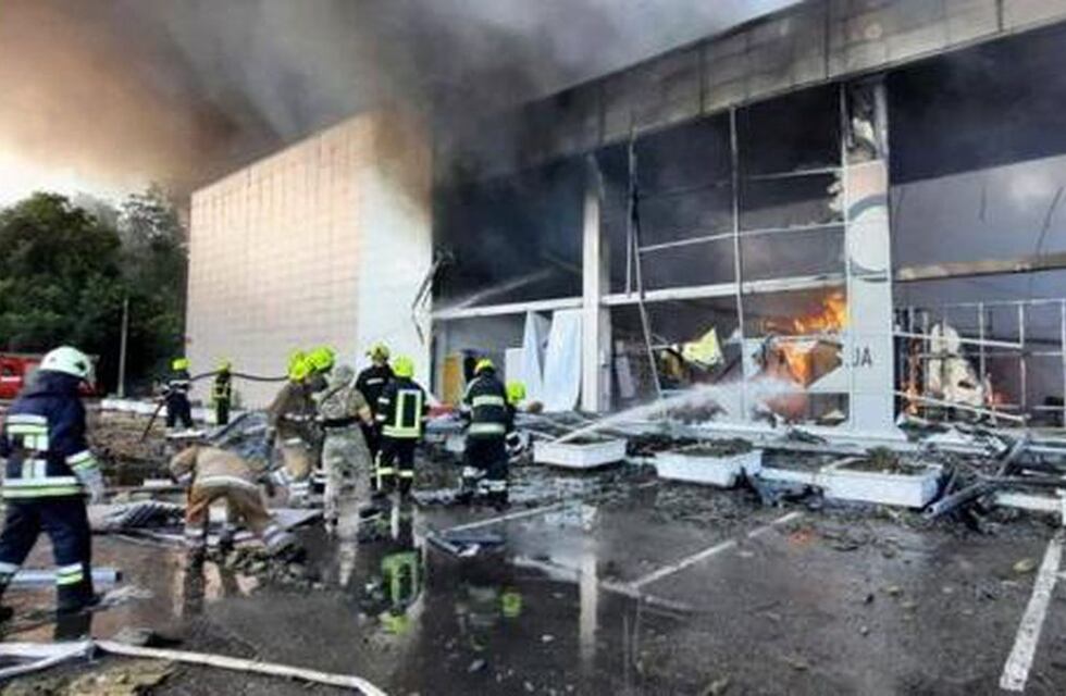 Guerra Rusia-Ucrania: el Kremlin atacó un shopping y murieron al menos 10 civiles