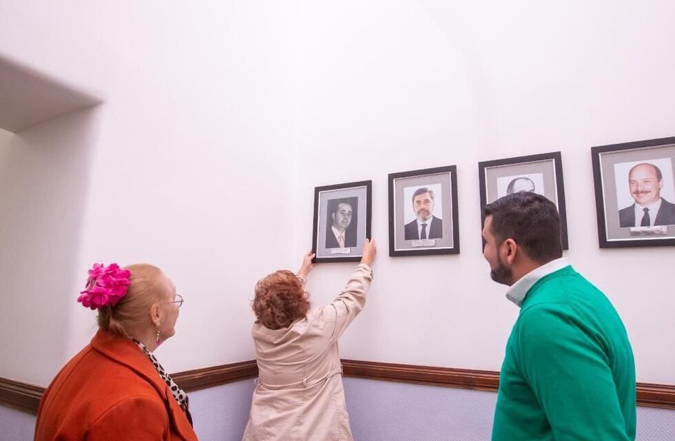 El intendente Walter Vuoto colocó el cuadro de Miguel Ángel Torelli, en la intendencia