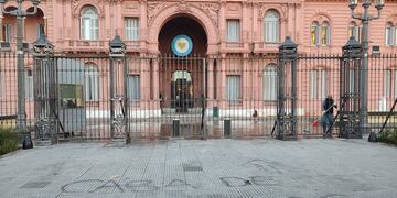 Las pintadas que quedaron en la Casa Rosada tras los incidentes.