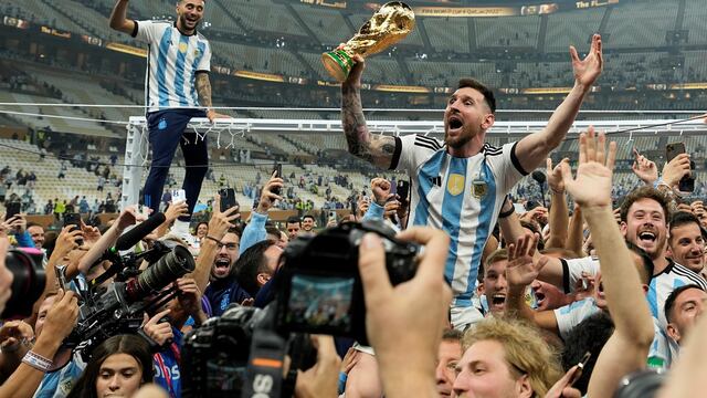 Van a subastar las camisetas que usó Messi en el Mundial de Qatar.