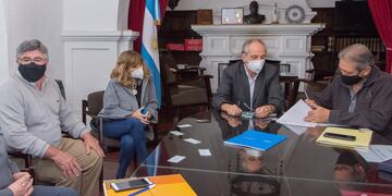 El intendente de Gral San Martín, Raúl Rufeil y el delegado de Vialidad Nacional, Guillermo Amstutz, suscriben el convenio para reparar las colectoras de la Ruta 7. Gentileza MGSM