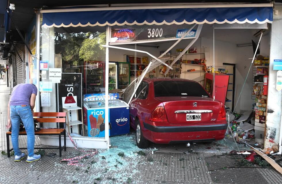 Un conductor alcoholizado se incrustó de lleno en un kiosco y no hubo víctimas milagrosamente