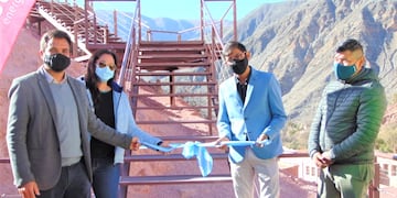 Momento del corte de cinta para dejar inaugurado el sistema de caminería en el mirador del cerro El Porito, en Purmamarca.