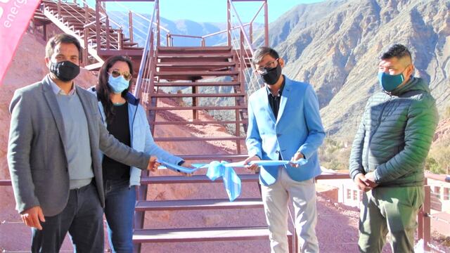 Momento del corte de cinta para dejar inaugurado el sistema de caminería en el mirador del cerro El Porito, en Purmamarca.