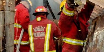 Los Bomberos de Salta trabajan junto a la Policía y personal de Aguas del Norte para combatir el fuego.