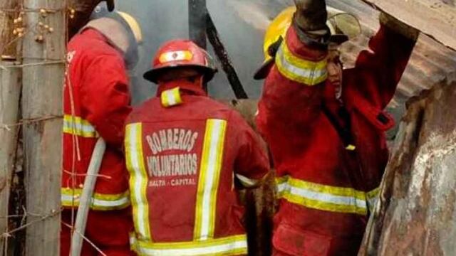 Los Bomberos de Salta trabajan junto a la Policía y personal de Aguas del Norte para combatir el fuego.