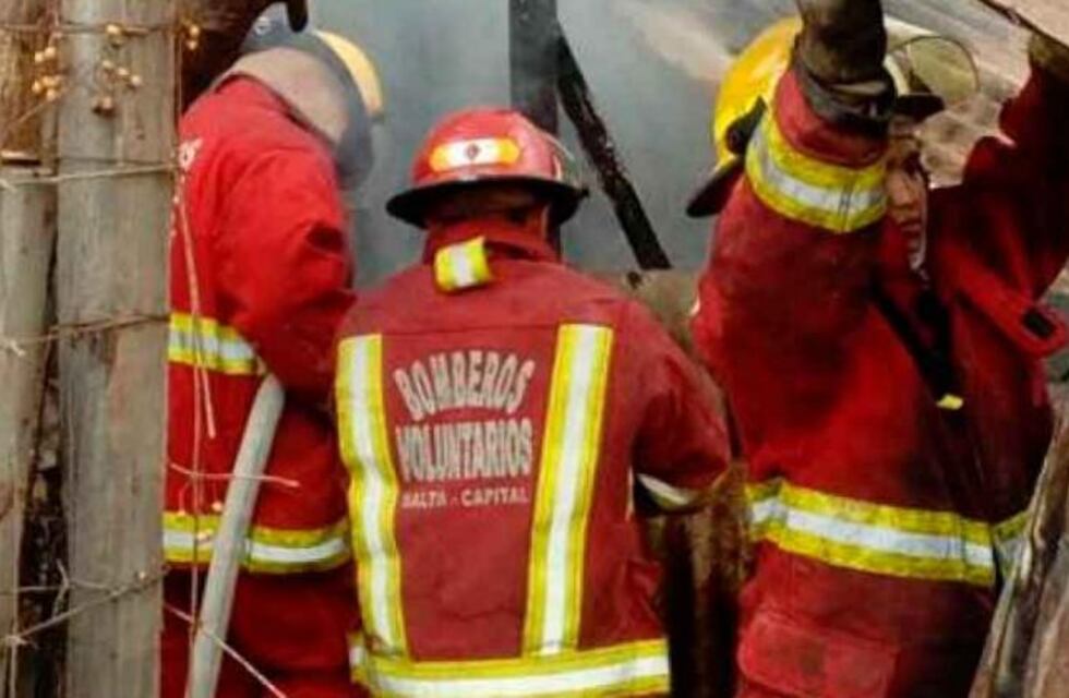 Video: la desesperación de los Bomberos de Salta por apagar el fuego que ya avanzó en más de 200 hectáreas