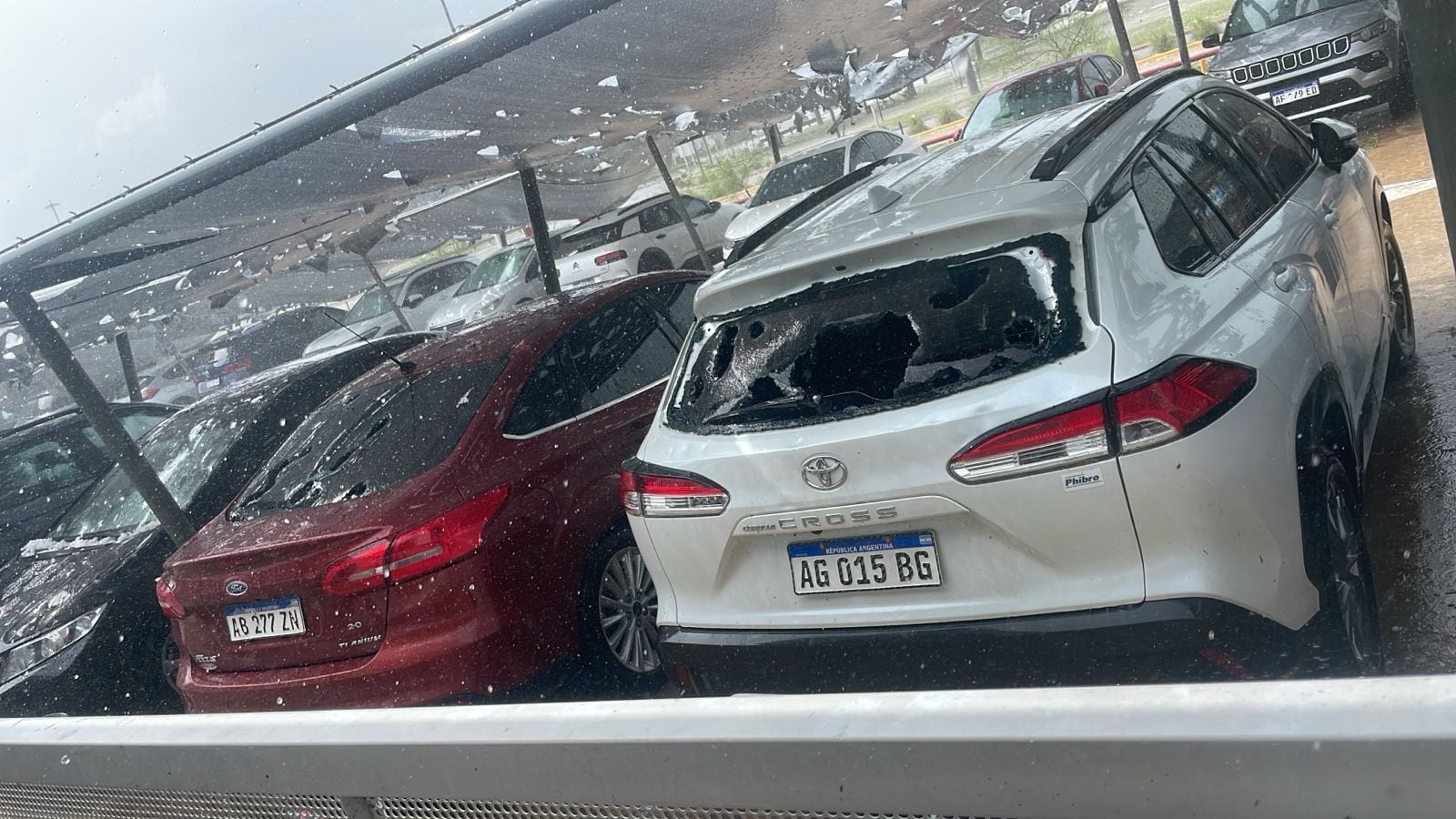 Numerosos automóviles resultaron dañados en el Aeropuerto de Córdoba debido al granizo.  (La Voz)