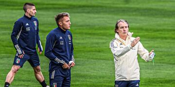 Mateo Retegui junto al técnico de la selección italiana, Roberto Mancini. Foto: La Voz.