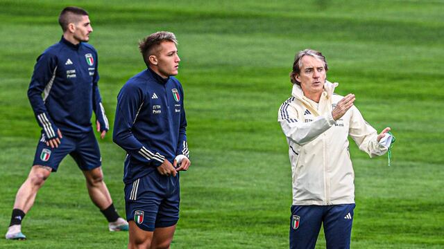 Mateo Retegui junto al técnico de la selección italiana, Roberto Mancini. Foto: La Voz.