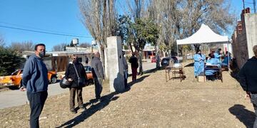 Personal del Hospital de Justo Daract realizó operativos de rastrillaje, testeo de personas con Covid-19 y también se inscribió para vacunación. Gentileza ANSL