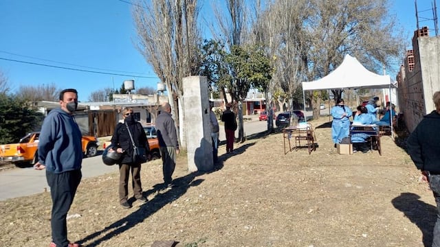Personal del Hospital de Justo Daract realizó operativos de rastrillaje, testeo de personas con Covid-19 y también se inscribió para vacunación. Gentileza ANSL