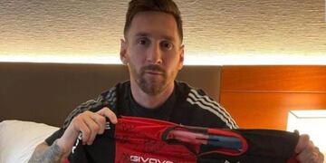 Lionel Messi con la camiseta de Newell's firmada por el plantel