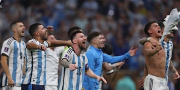 Lusail (Qatar), 18/12/2022.- Lionel Messi (C) of Argentina celebrates with teammates after winning the FIFA World Cup 2022 Final between Argentina and France at Lusail stadium, Lusail, Qatar, 18 December 2022. (Mundial de Fútbol, Francia, Estados Unidos, Catar) EFE/EPA/Tolga Bozoglu