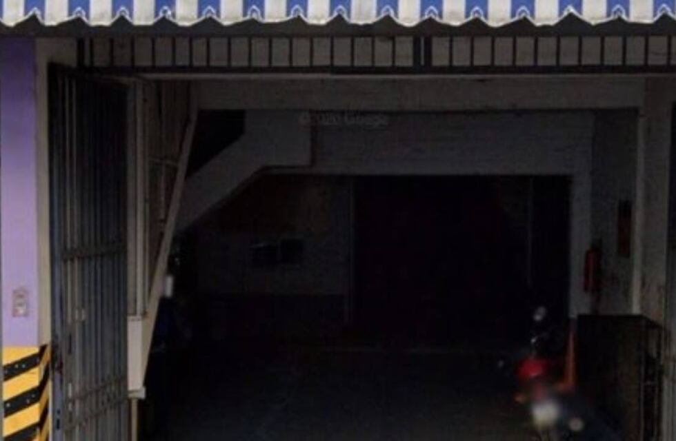 El momento en el que ladrones reducen al sereno de una cochera y roban cinco autos