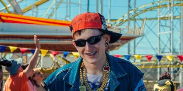 Dillom en un fragmento de su nuevo video junto a Saramalacara. (Gentileza @juligrasss).